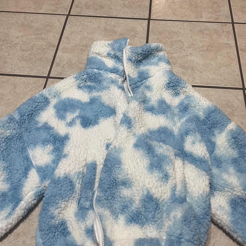 Blue and white fluffy jacket with pockets